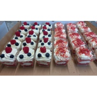 Cupe cu desert cu frisca si fructe