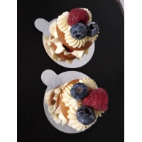 Mini pavlova cu fructe de padure